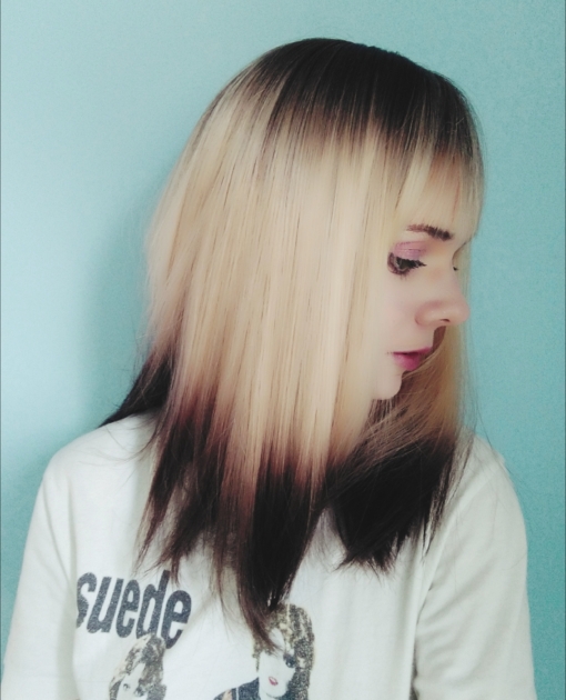 This natural wig is simple but its twist on colour adds some spice. A sleek long bob (lob) with a light fringe. Carries dark brown shadowed roots that blend into this light blonde colour, finished off with a block of dark brown at the tips. A natural mix of colour that sets this look. 