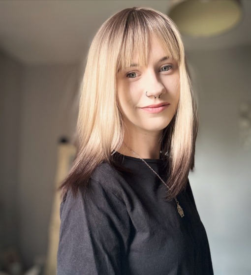 This natural wig is simple but its twist on colour adds some spice. A sleek long bob (lob) with a light fringe. Carries dark brown shadowed roots that blend into this light blonde colour, finished off with a block of dark brown at the tips. A natural mix of colour that sets this look. 